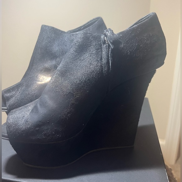 Most Favorite! A dark brownish leather with hair on platform - Picture 2 of 4